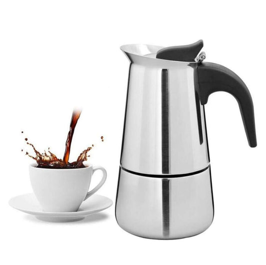 Cafetera italiana tipo moka clásica de acero inoxidable para 9 tazas sobre mesa.