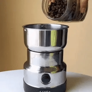 Molino eléctrico de café multifuncional triturando granos de café fresco y nueces.