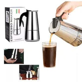 Cafetera Italiana 9 Tazas Acero Inoxidable colocada sobre una estufa preparando café