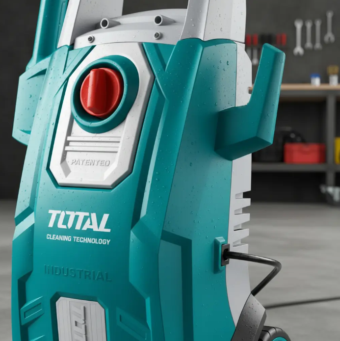 Hidrolavadora 1800W 2200PSI Industrial Total UTGT11356 con diseño ergonómico y tecnología de limpieza avanzada.